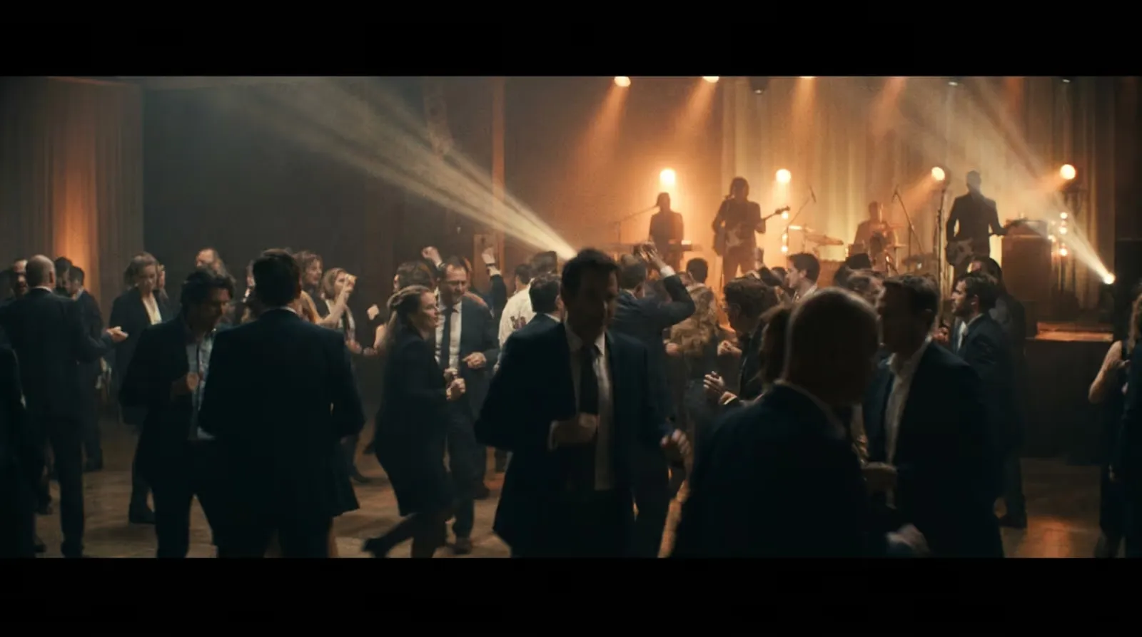 Moment d’événement d’entreprise rythmé, lumières chaudes, ambiance musicale