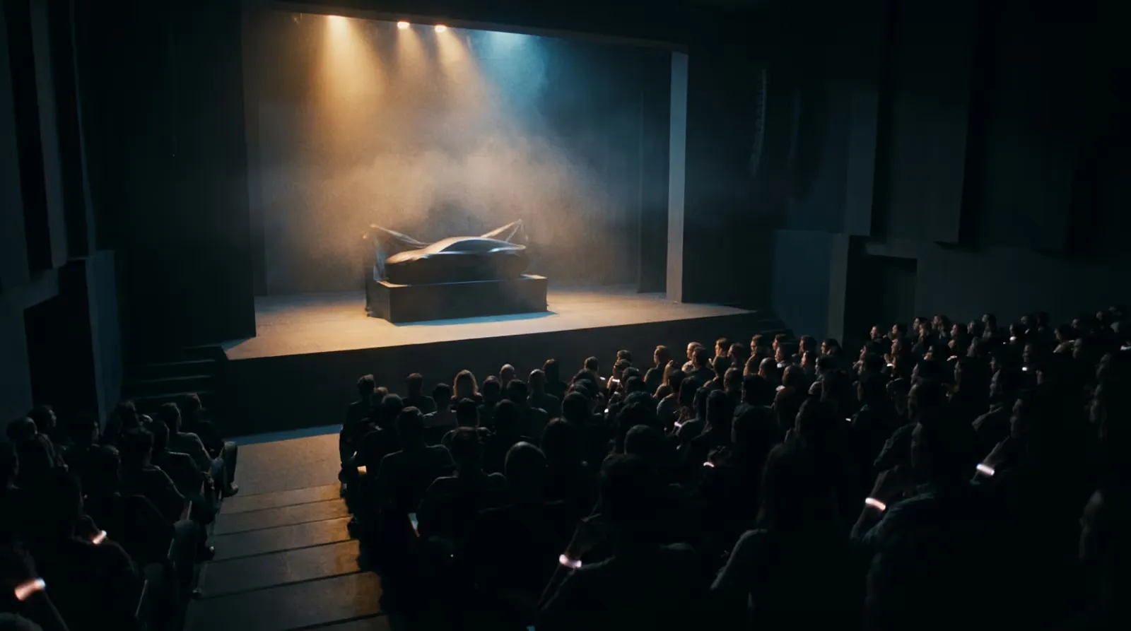 Lancement de produit sur une scène moderne, dévoilement sous un éclairage dramatique